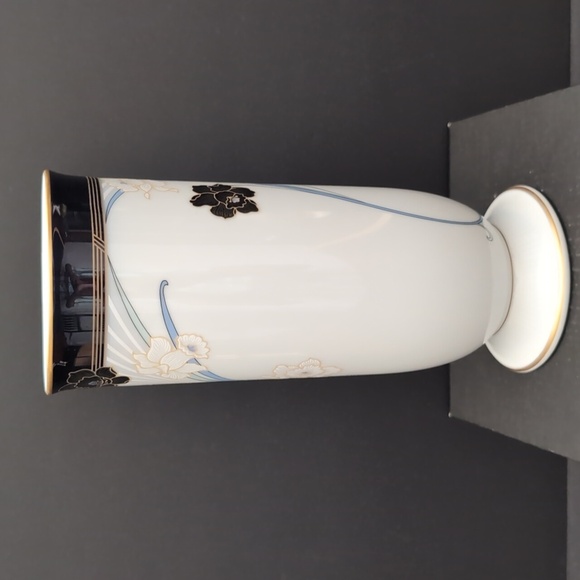 VGT,Legacy by Noritake Footed Black/White Porcelain Vase with Daffodils. - Picture 3 of 11
